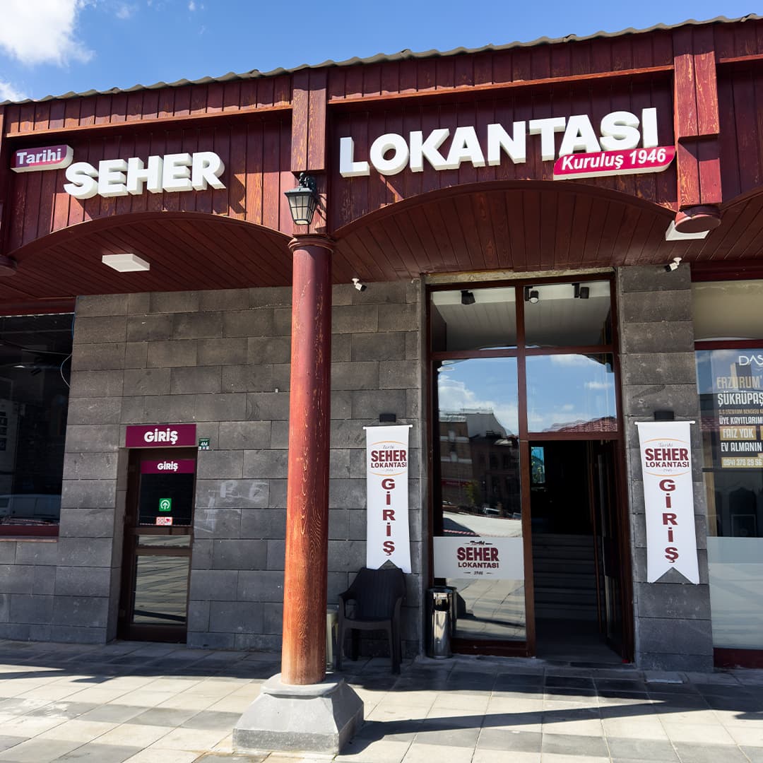 Tarihi Seher Lokantası'nın giriş cephesi ve tabelası